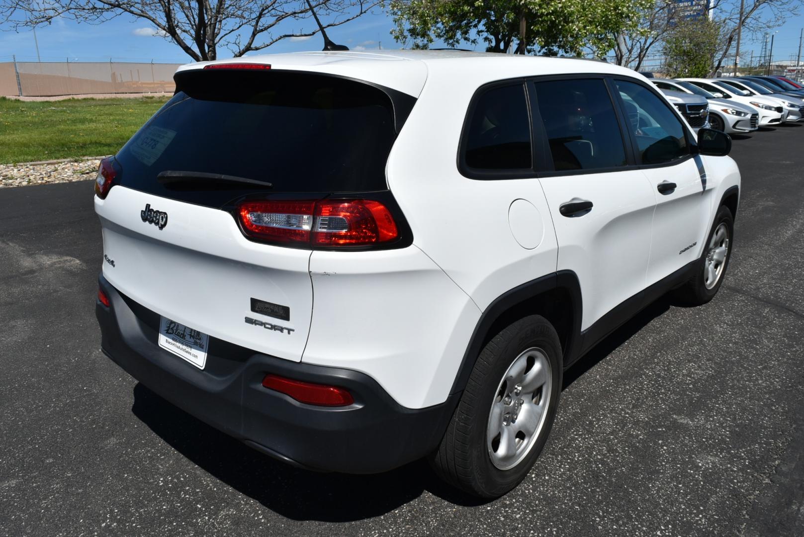 2016 White /Beige Jeep Cherokee Sport (1C4PJMAB4GW) with an 2.4L 4 Cyl Multi -Air engine, 9-Speed Automatic transmission, located at 1600 E Hwy 44, Rapid City, SD, 57703, (605) 716-7878, 44.070232, -103.171410 - Photo#7